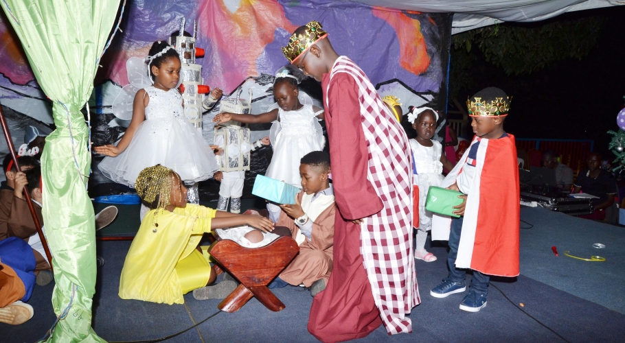 Entebbe Junior -  An Out of This World Christmas Production033