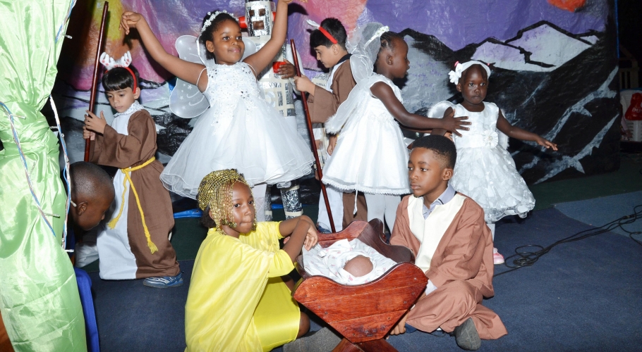 Entebbe Junior -  An Out of This World Christmas Production022