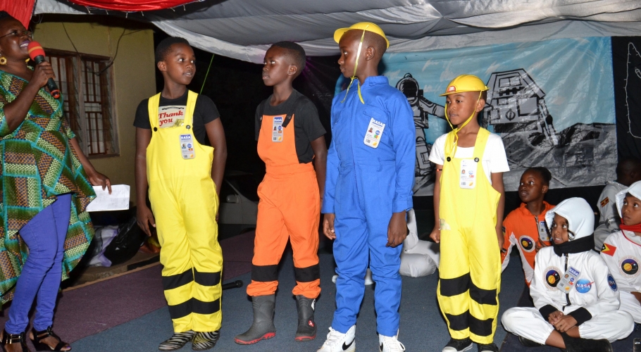 Entebbe Junior -  An Out of This World Christmas Production014