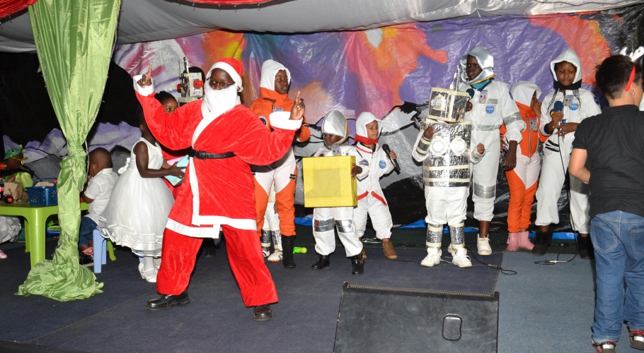 Entebbe Junior -  An Out of This World Christmas Production021